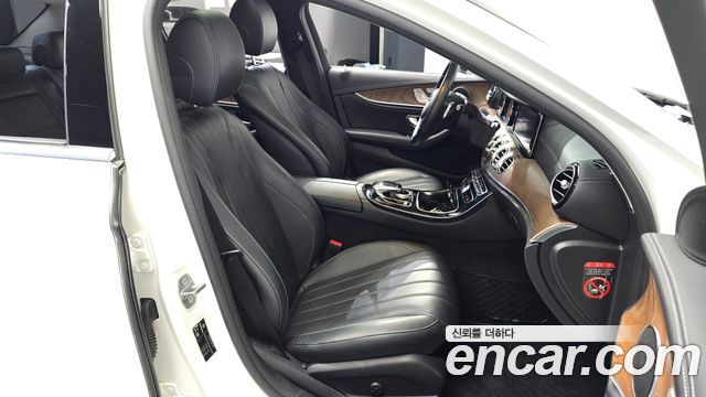 Mercedes-Benz E-Class 2018 — photo 16