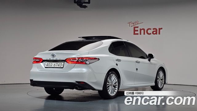 Toyota Camry 2018 — photo 2