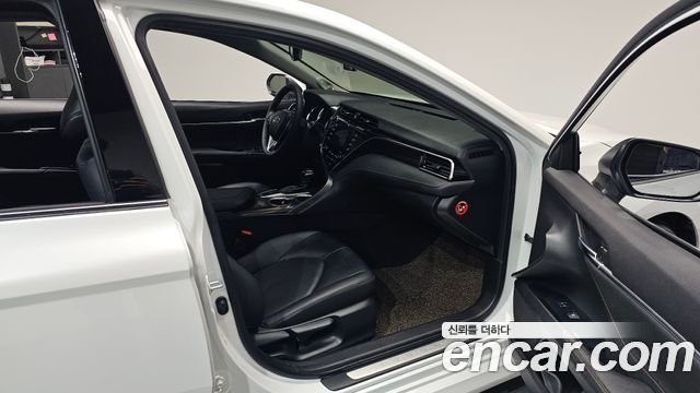 Toyota Camry 2018 — photo 17