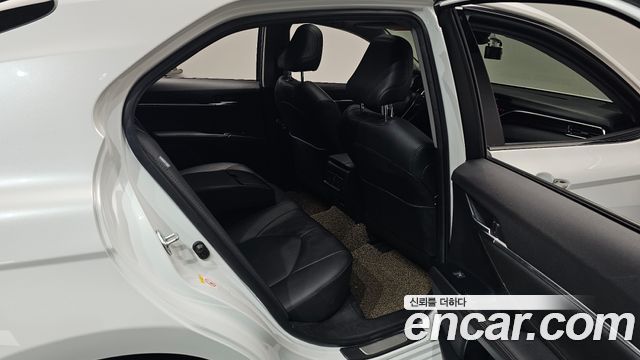Toyota Camry 2018 — photo 18