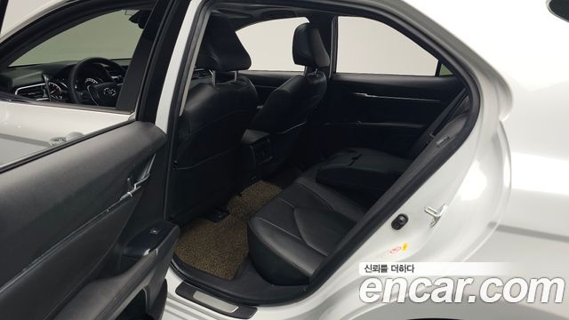 Toyota Camry 2018 — photo 16