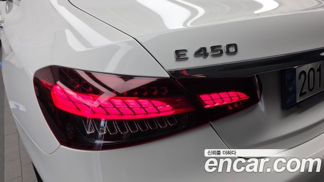 Mercedes-Benz E-Class 2021 — photo 9