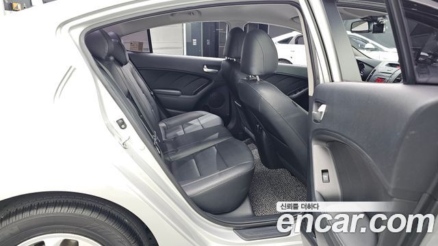 Kia K3 2015 — photo 12