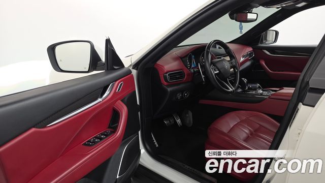 Maserati Levante 2017 — photo 10