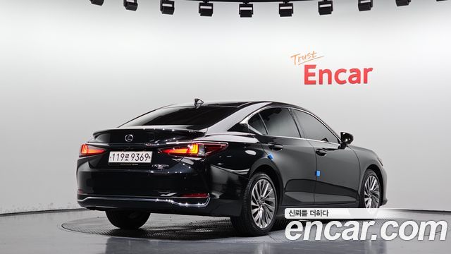 Lexus ES 2023 — photo 2