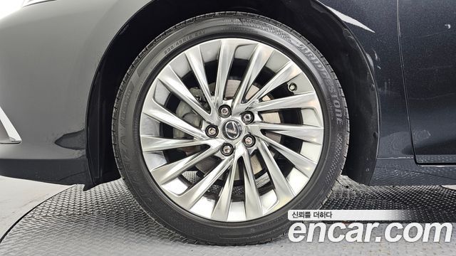 Lexus ES 2023 — photo 5