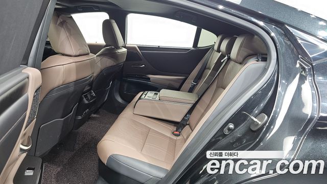 Lexus ES 2023 — photo 11