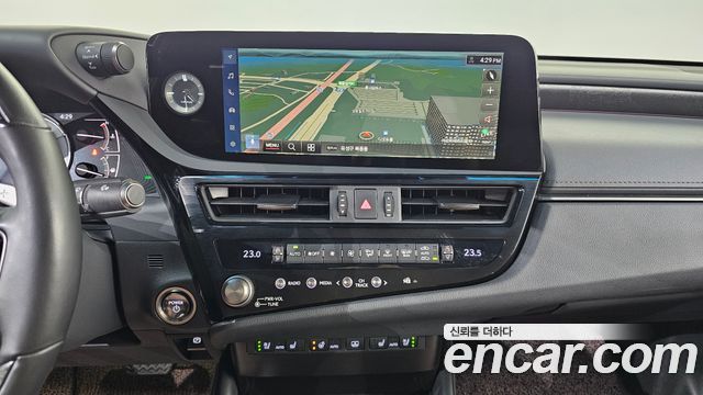 Lexus ES 2023 — photo 17