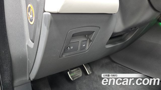 Land Rover Range Rover Velar 2026 — photo 28