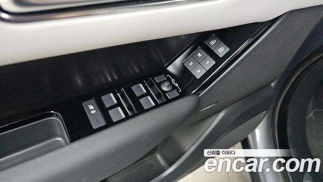 Land Rover Range Rover Velar 2026 — photo 30