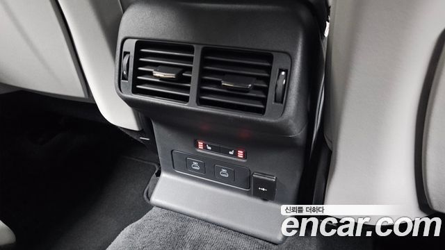 Land Rover Range Rover Velar 2026 — photo 31