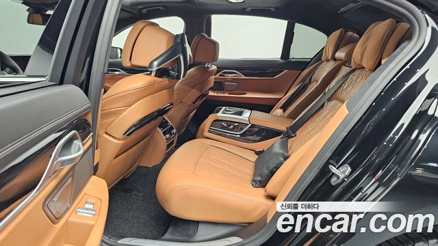 BMW 7-Series 2021 — photo 17