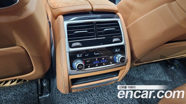 BMW 7-Series 2021 — photo 32