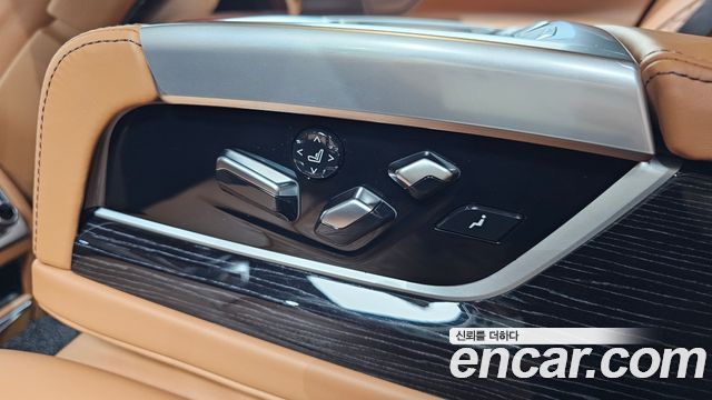 BMW 7-Series 2021 — photo 33