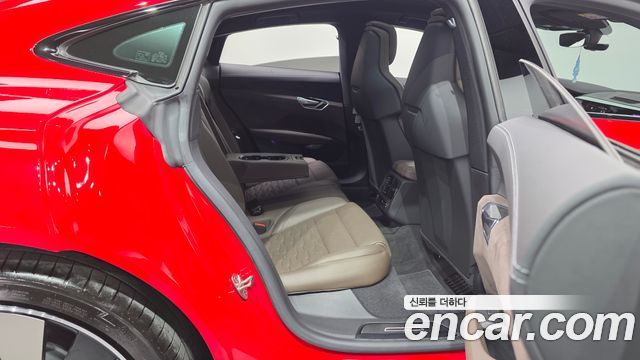 Audi e-tron GT 2022 — photo 17