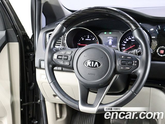 Kia Canival 2019 — photo 17