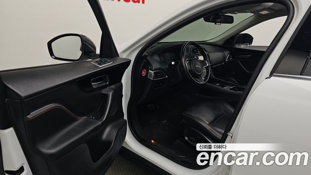 Jaguar F-PACE 2018 — photo 13
