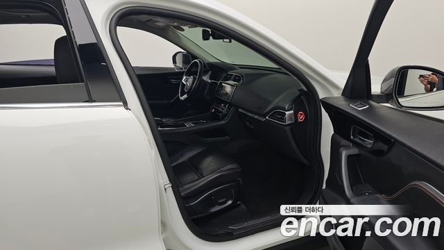Jaguar F-PACE 2018 — photo 17