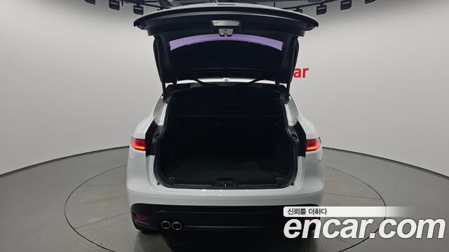 Jaguar F-PACE 2018 — photo 26