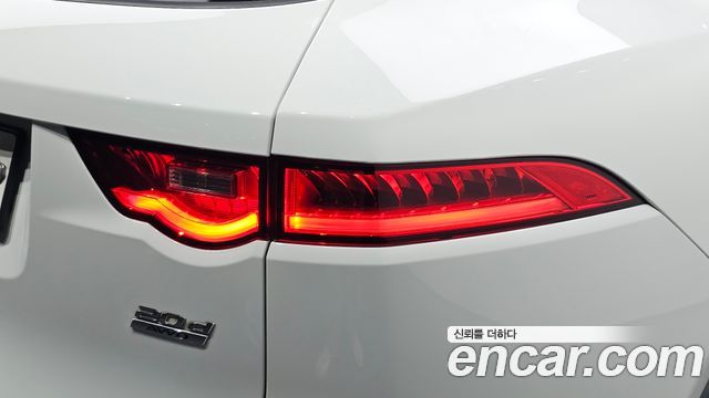 Jaguar F-PACE 2018 — photo 9