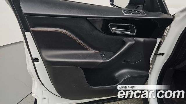 Jaguar F-PACE 2018 — photo 14