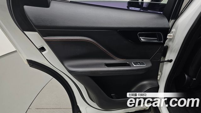 Jaguar F-PACE 2018 — photo 15