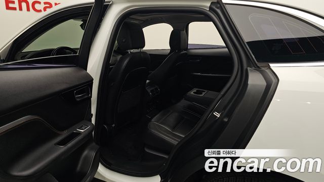 Jaguar F-PACE 2018 — photo 16