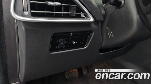 Jaguar F-PACE 2018 — photo 28