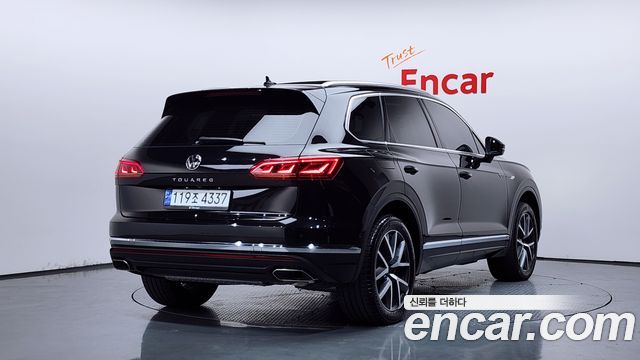 Volkswagen Touareg 2023 — photo 2
