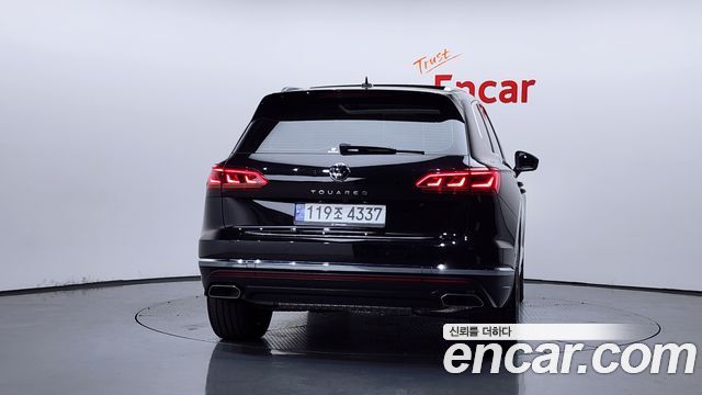 Volkswagen Touareg 2023 — photo 4