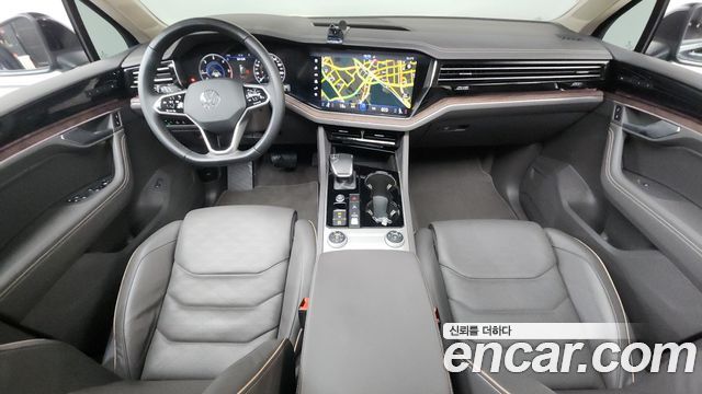Volkswagen Touareg 2023 — photo 10