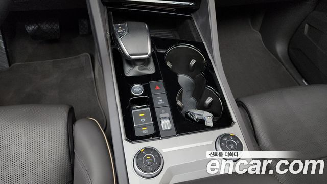 Volkswagen Touareg 2023 — photo 12
