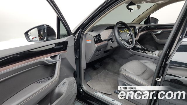 Volkswagen Touareg 2023 — photo 13