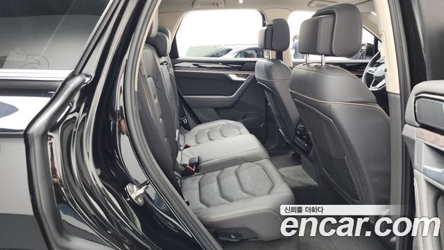 Volkswagen Touareg 2023 — photo 17