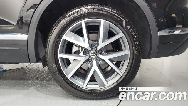 Volkswagen Touareg 2023 — photo 7