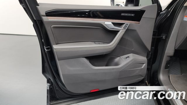 Volkswagen Touareg 2023 — photo 14