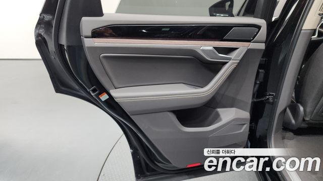 Volkswagen Touareg 2023 — photo 15