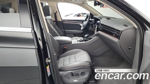 Volkswagen Touareg 2023 — photo 16