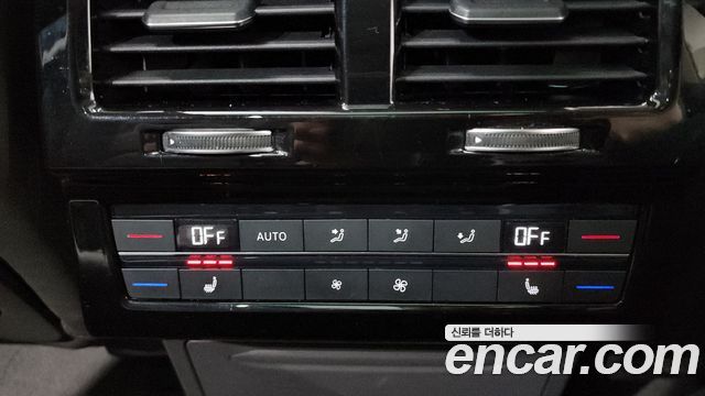 Volkswagen Touareg 2023 — photo 35