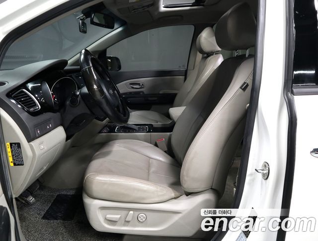 Kia Canival 2015 — photo 20