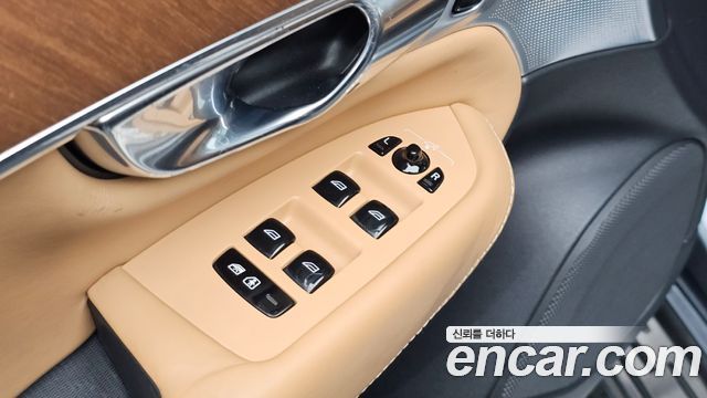 Volvo XC90 2019 — photo 32