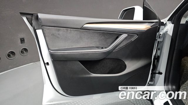 Tesla Model Y 2023 — photo 14