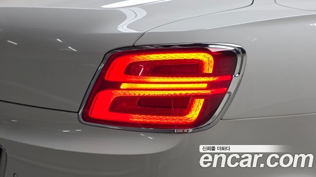 Bentley Flying Spur 2022 — photo 9