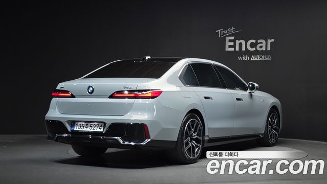 BMW 7-Series 2023 — photo 2