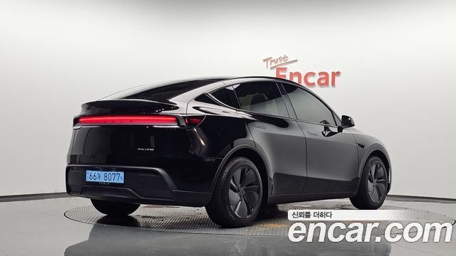 Tesla Model Y 2025 — photo 2