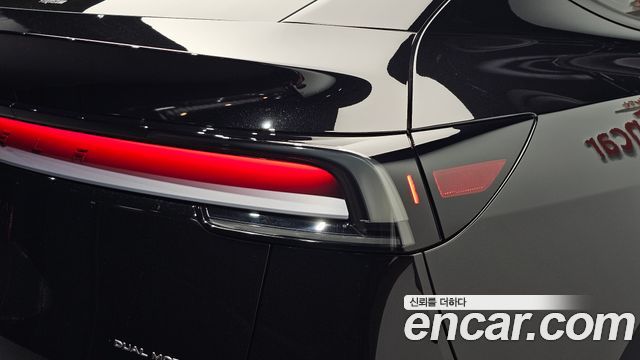 Tesla Model Y 2025 — photo 9