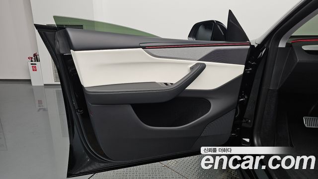 Tesla Model Y 2025 — photo 14