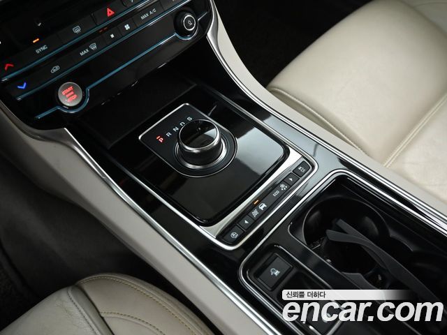 Jaguar XE 2018 — photo 9