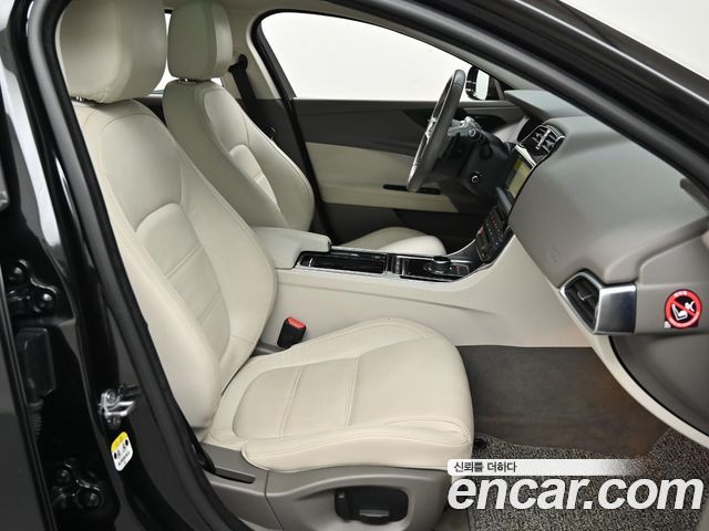 Jaguar XE 2018 — photo 10