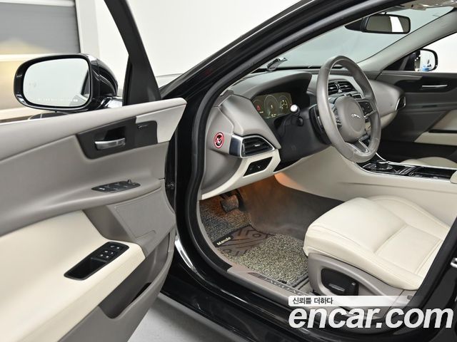 Jaguar XE 2018 — photo 11